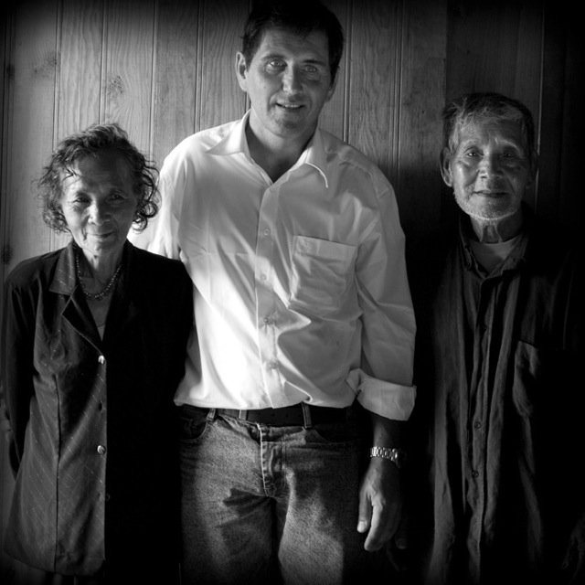 Pierre Morère avec deux membres de la communauté M'Nông Chil du village de Da Sar